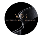 Logo VDS Languedoc Backline & Pianos en orange sur fond noir avec élément métallique argenté.