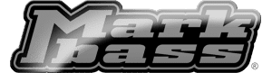 Logo Mark Bass en caractères métalliques gris et noirs, avec un effet relief. Le mot 'Mark' est au-dessus de 'bass'.