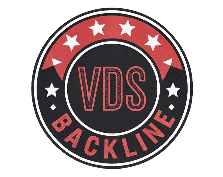 Logo circulaire style badge avec fond noir et rouge, affichant "VDS" en rouge au centre et "BACKLINE" en bas, encadré d'étoiles blanches.